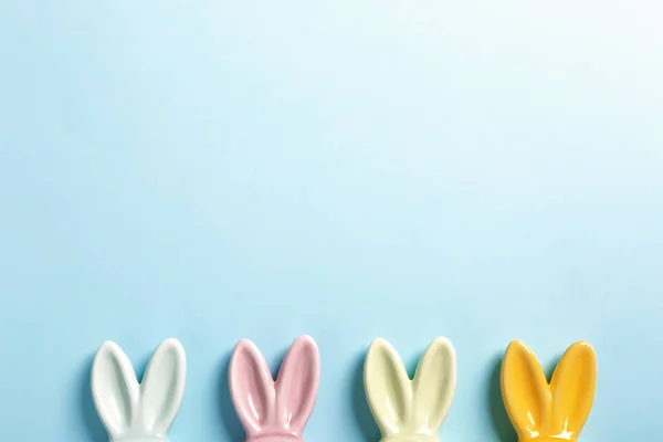 平面铺设组成的复活节兔子耳朵在颜色背景, 文本空间 — 图库照片