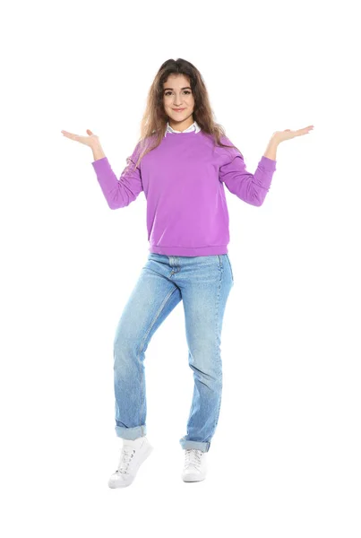 Mulher bonita em roupas elegantes no fundo branco — Fotografia de Stock