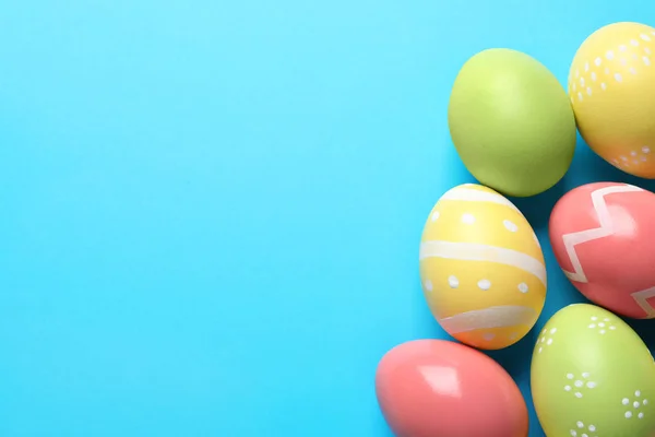 Düz renkli arka plan üzerinde güzel boyalı Paskalya yumurtalarını bırakmak. Metin için yer — Stok fotoğraf