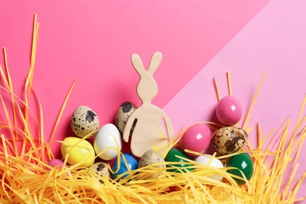 Плоская композиция фигуры пасхального кролика и яиц на цветном фоне — стоковое фото