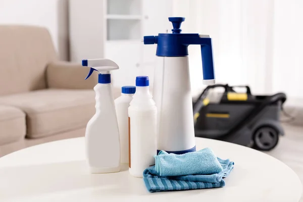 Uppsättning av professionella rengöringsmedel på bord inomhus — Stockfoto