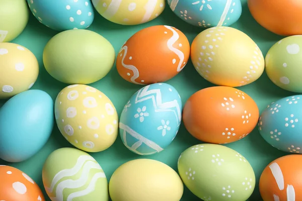 Beaucoup de beaux œufs de Pâques peints comme fond, vue de dessus — Photo