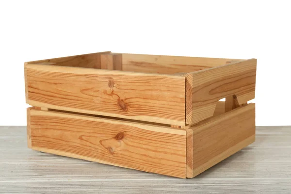 Lege rustieke houten kist op tafel tegen witte achtergrond — Stockfoto