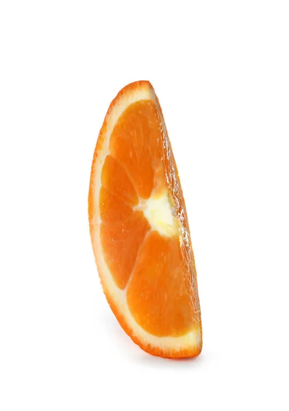 Fatia de laranja madura isolada em branco — Fotografia de Stock