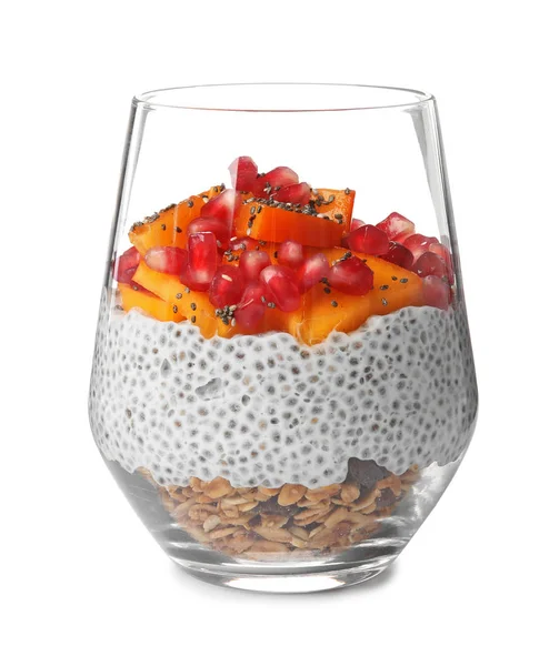 Vaso de sabroso pudín de semilla de chía con granola, caqui y granada aislados en blanco — Foto de Stock