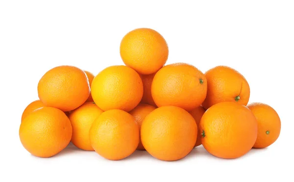 Kupie dojrzałych pomarańczy na białym tle — Zdjęcie stockowe