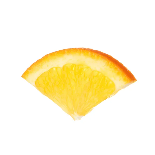 Rebanada de naranja madura aislada en blanco — Foto de Stock