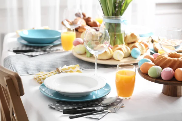 Apparecchiatura della tavola di Pasqua festiva con pasto tradizionale a casa — Foto Stock