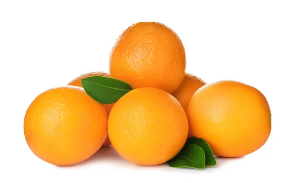 Pilha de laranjas maduras isoladas em branco — Fotografia de Stock
