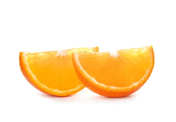 Шматочки стиглого апельсина ізольовані на білому — стокове фото
