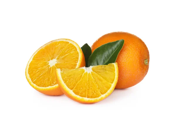 Färska mogna apelsiner isolerade på vitt. Citrusfrukter — Stockfoto