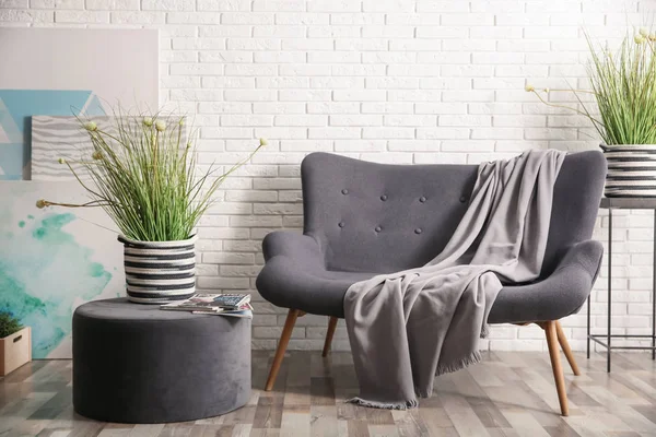 Canapé élégant près du mur de briques dans le salon moderne intérieur — Photo