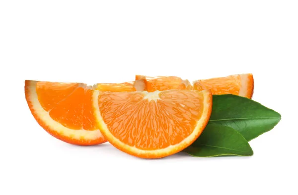 Rodajas de naranja madura con hojas aisladas sobre blanco — Foto de Stock