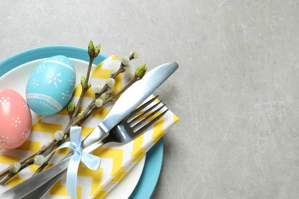Festival Paskalya sofra renk arka plan, üstten görünüm üzerinde boyalı yumurta ile. Metin için yer — Stok fotoğraf