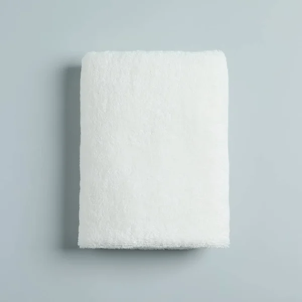 Asciugamano morbido piegato su sfondo chiaro, vista dall'alto — Foto Stock