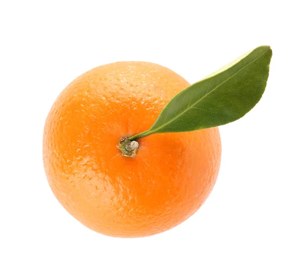 Frisches Orange mit grünem Blatt auf weißem Hintergrund, Draufsicht. gesundes Obst — Stockfoto