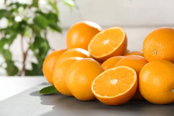 Čerstvé šťavnaté pomeranče na stole, prostor pro text. Zdravé ovoce — Stock fotografie