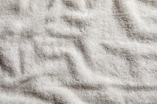 Zmięty miękki ręcznik frotte jako tło. Przestrzeń dla projektu — Zdjęcie stockowe