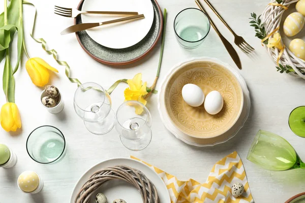 Table de Pâques festive avec œufs sur fond en bois, vue sur le dessus — Photo