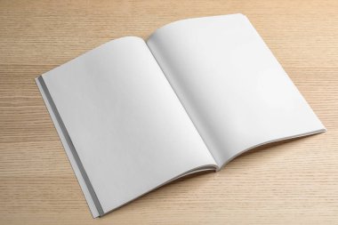 Mockup ahşap arka plan üzerine açık broşür