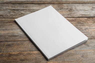 Broşür ahşap arka plan üzerinde boş kapak ile. Tasarım için alay