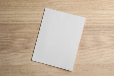 Broşür ahşap arka plan, üstten görünüm üzerinde boş kapak ile. Tasarım için alay