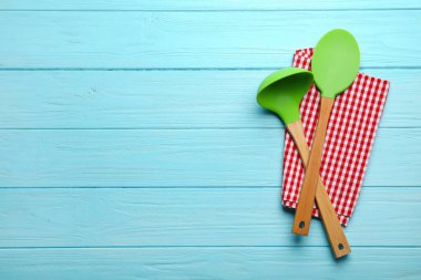 Çorba Kepçe, spatula ve peçete üzerinde renk arka plan, metin için yer ile Üstten Görünüm