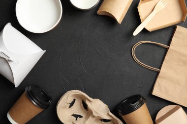 Çerçeve farklı paket kapsayıcı ve gri arka plan, düz metin için yer yatıyordu. Gıda dağıtım hizmeti