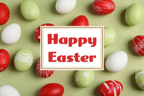 Festett tojások és színes háttéren Boldog húsvéti szöveg lapos laikus összetétele — Stock Fotó