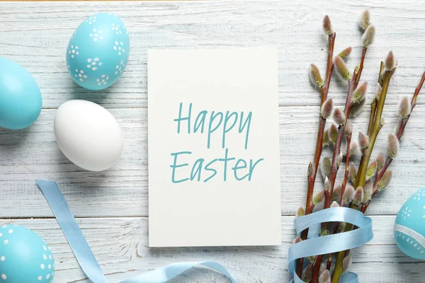 Målade ägg och kort med text Glad påsk på trä bakgrund platt lekmanna sammansättning — Stockfoto