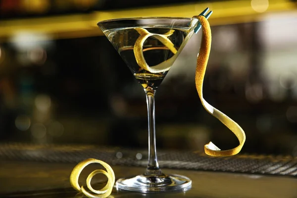 Склянка лимонного коктейлю мартіні на барній стійці — стокове фото