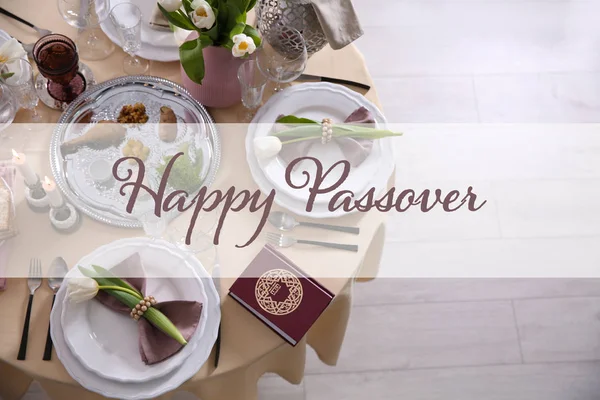 Feestelijke tafel geserveerd voor Pesach Seder, bovenaanzicht. Happy Pesach — Stockfoto