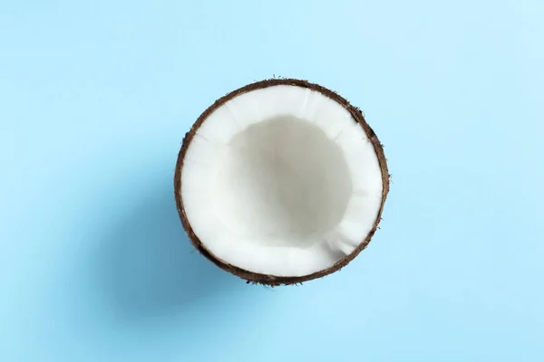 Połowa z mleka kokosowego na kolor tła, widok z góry — Zdjęcie stockowe