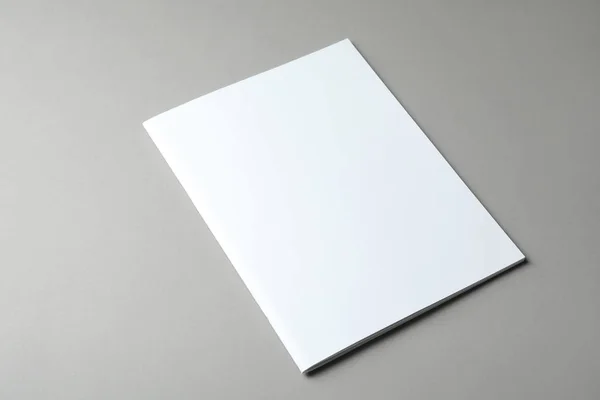 Brochure met lege omslag op grijze achtergrond. Bespotten voor ontwerp — Stockfoto