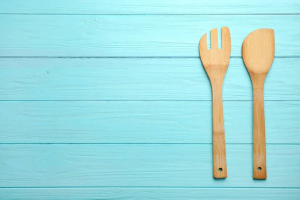 Espátula de madera y tenedor sobre fondo de color, vista superior con espacio para texto —  Fotos de Stock