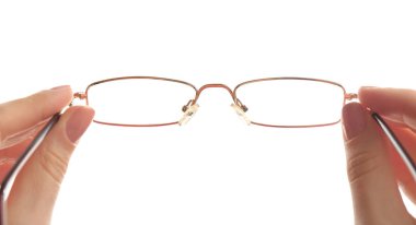 Beyaz arka plan üzerinde closeup gözlük tutan kadın göz doktoru