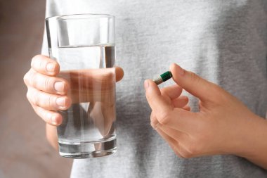 Spirulina hap ve su, closeup tutan kadın