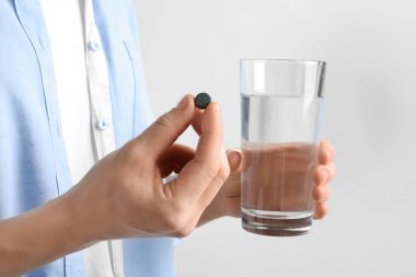Spirulina hap ve su, closeup tutan kadın