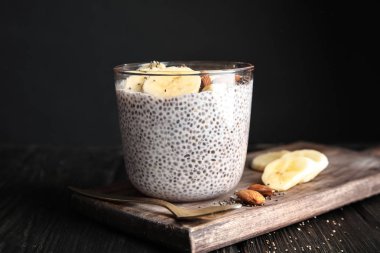 Lezzetli chia tohum puding muz ve masada servis fındık ile Komposto Kasesi