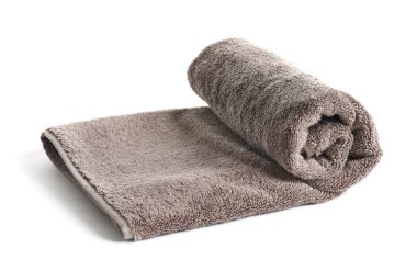 Taze yumuşak rulo havlu üzerinde beyaz izole