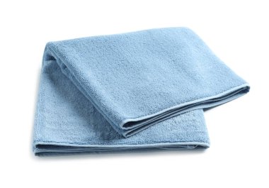 Taze yumuşak katlanmış havlu üzerinde beyaz izole