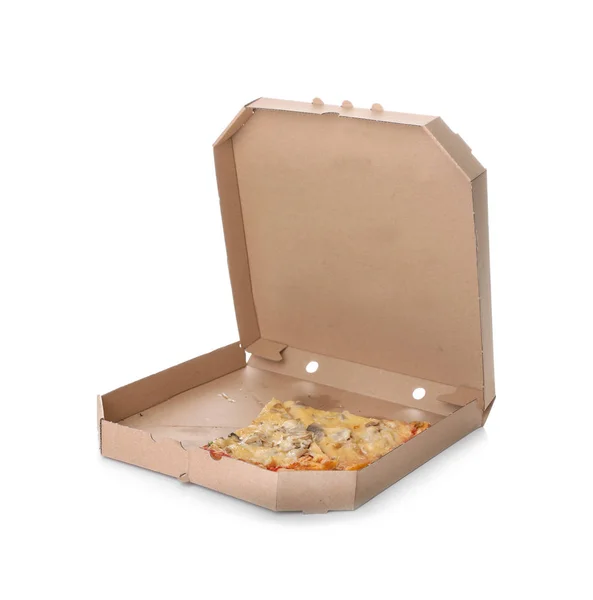 Scatola di cartone con pezzi di pizza su sfondo bianco — Foto Stock