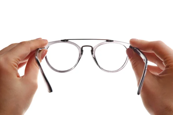 Okulista kobieta trzyma okulary na białym tle, zbliżenie — Zdjęcie stockowe