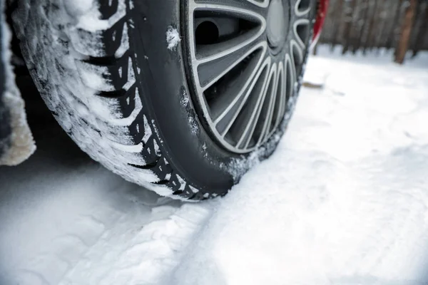 Auto auf verschneiter Straße, Nahaufnahme. Raum für Text — Stockfoto