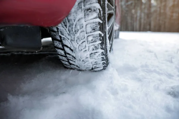 Auto sulla strada innevata, primo piano. Spazio per testo — Foto Stock