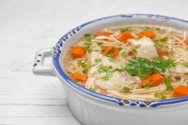 Plato con sopa de pollo casera fresca en la mesa de madera, primer plano. Espacio para texto — Foto de Stock