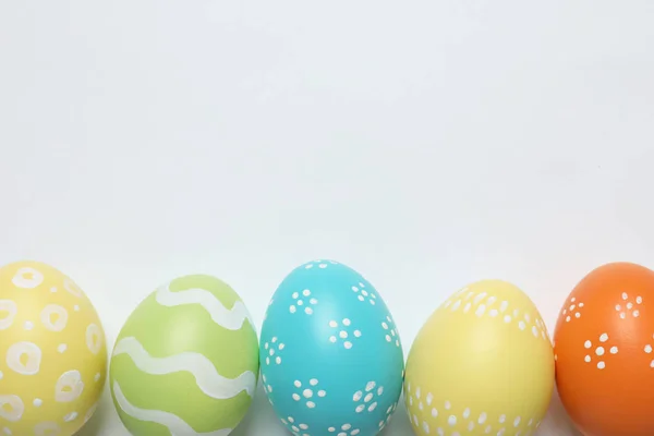 Renkli boyalı Paskalya yumurta beyaz arka planda, üstten görünüm — Stok fotoğraf