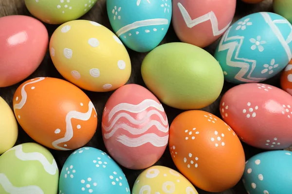 Molte uova di Pasqua dipinte colorate come sfondo, primo piano — Foto Stock