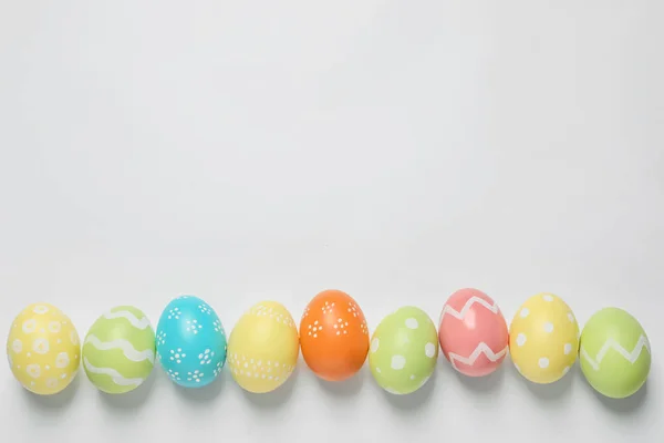五颜六色的彩绘复活节彩蛋在白色背景, 顶视图 — 图库照片