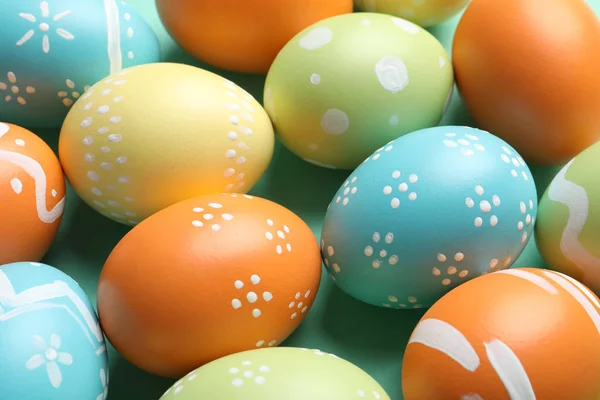 Birçok güzel boyalı Paskalya yumurtaları arka plan, closeup olarak — Stok fotoğraf